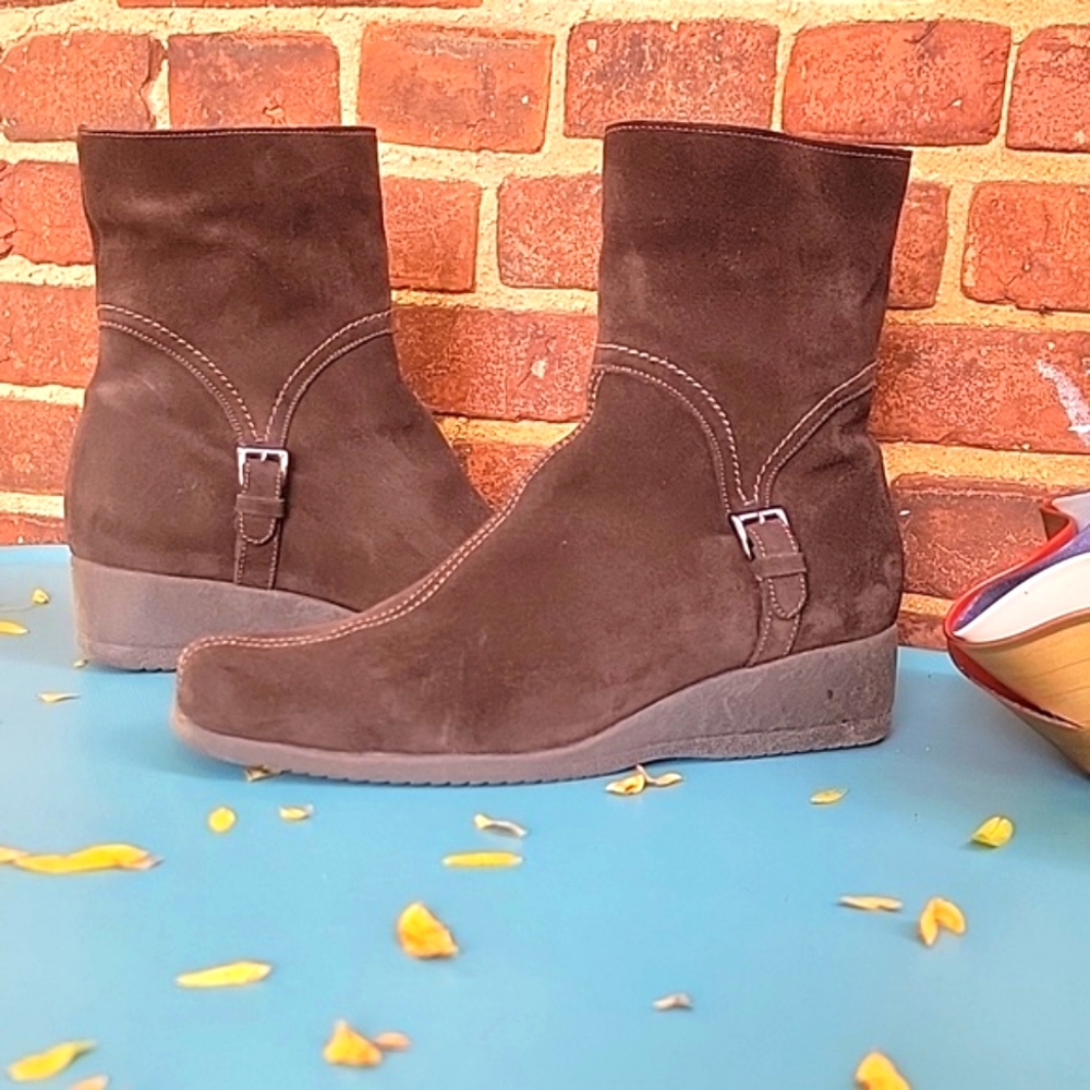 La CANADIENNE Women's Brown Suede Leather Comfy Boots, Size 8.5